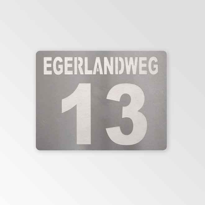 Individuelle Hausnummer aus Edelstahl